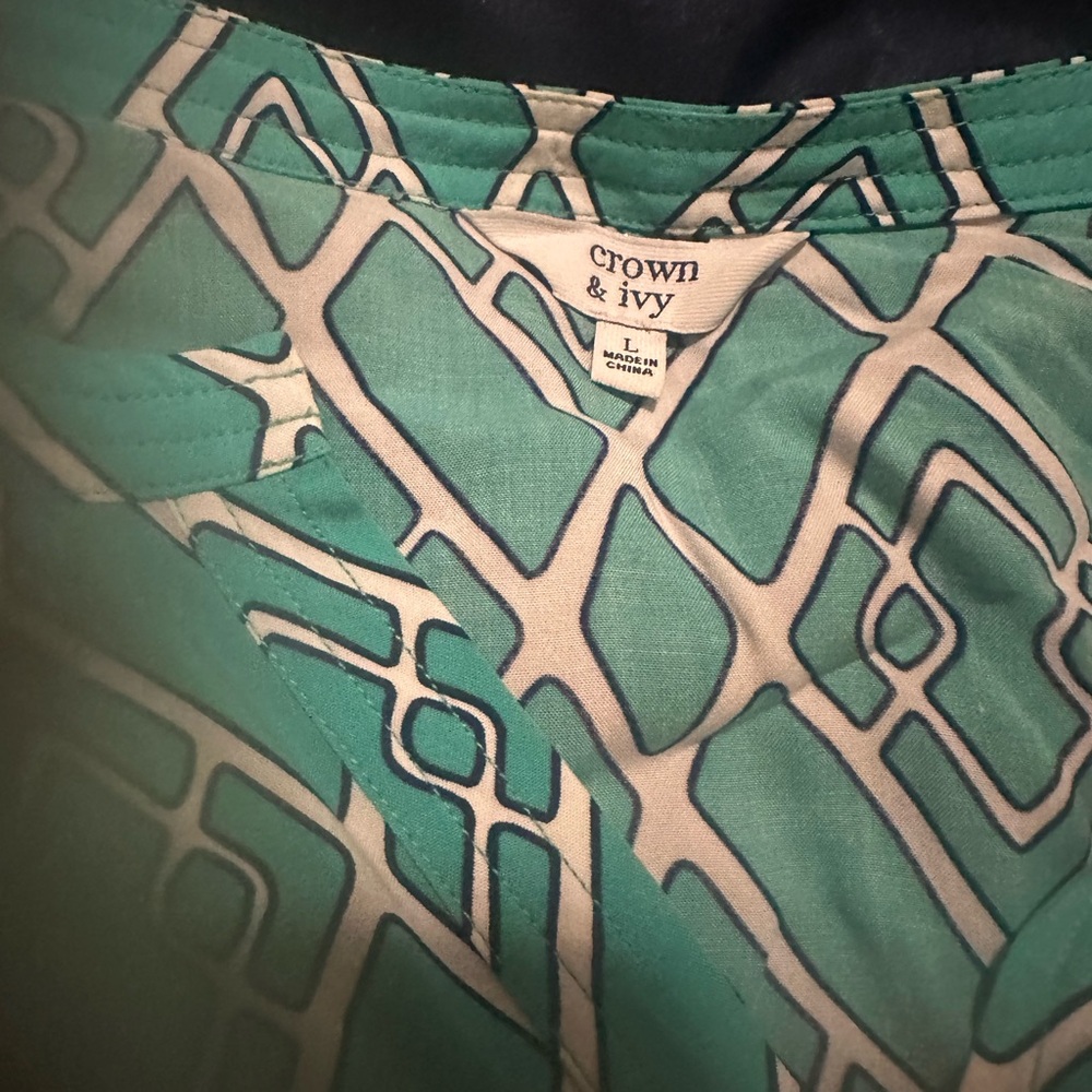 Crown & Ivy Teal and White Geometric Blouse
